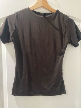 Women’s Short-Sleeve Crewneck Tee in Dark Brown